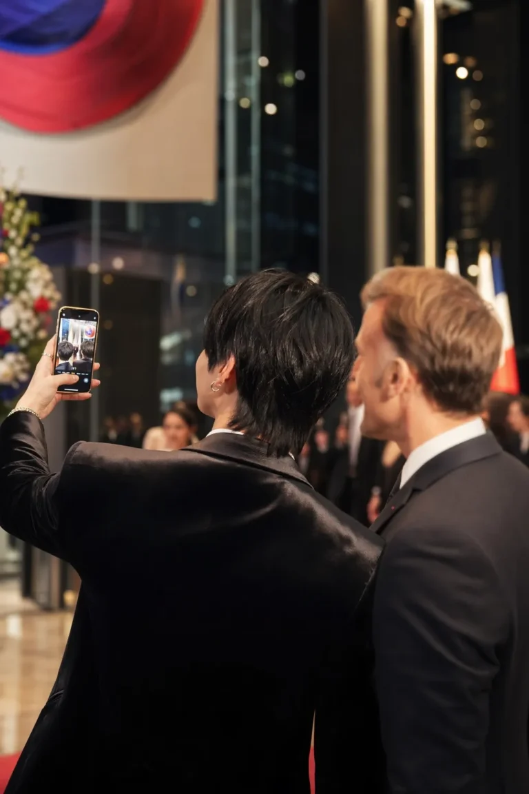 A cinematic Seoul state reception scene suggesting a K-pop star and foreign leader taking a diplomatic selfie without identifiable faces.