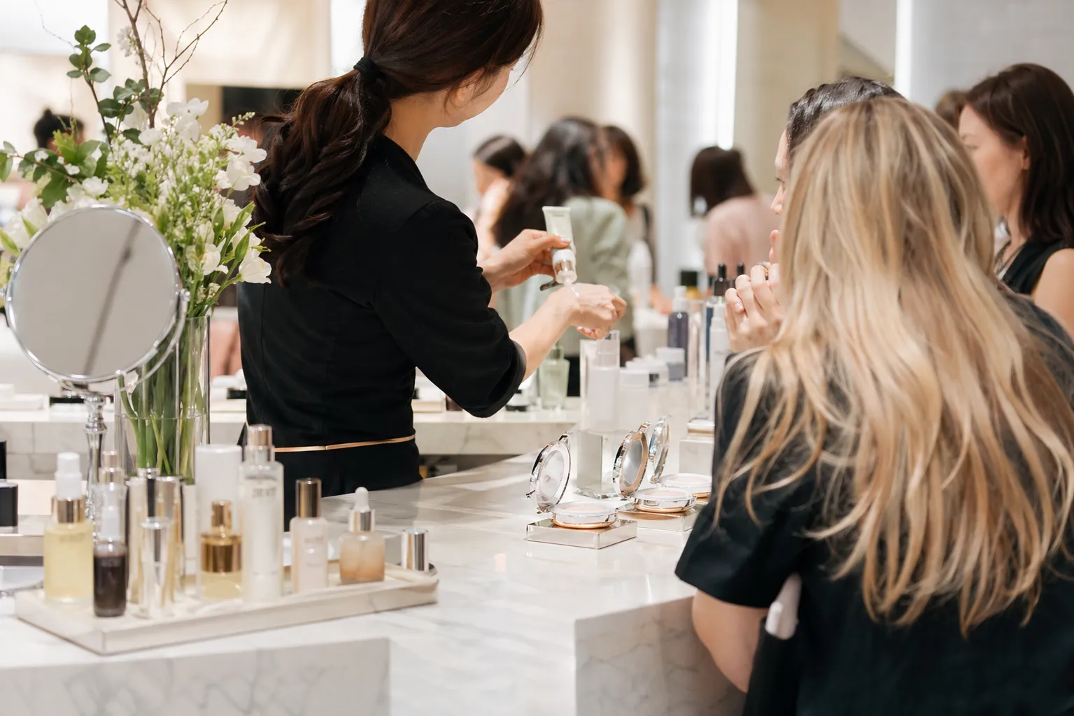International visitors enjoying a K-beauty experience during Seoul Hospitality Week.