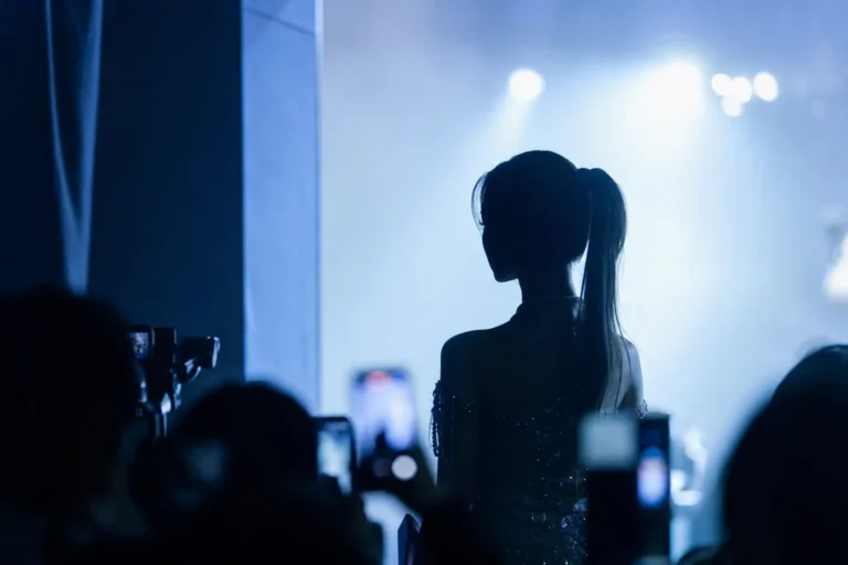 Wonyoung’s Frozen Face Debate Seoul K-culture stage concept