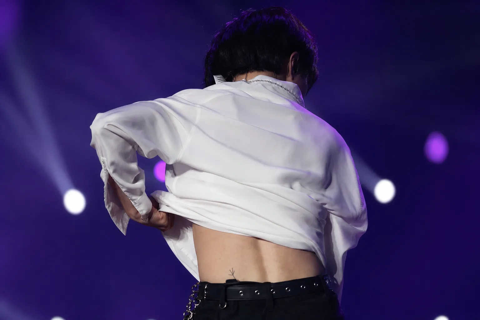 V Waist Tattoo Speculation Grows After Onstage Shirt-Lift Moment stage concept