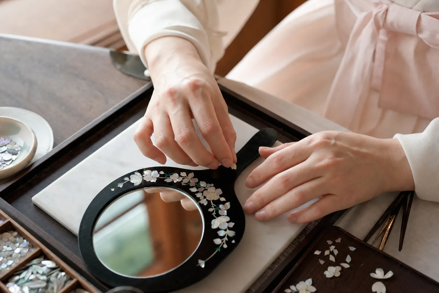 Namsangol Najeon Craft Guide mother-of-pearl hand mirror workshop