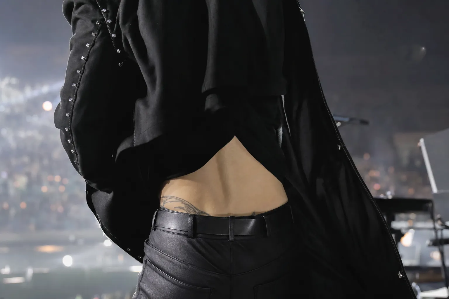 뷔 허리 타투 Seoul music scene