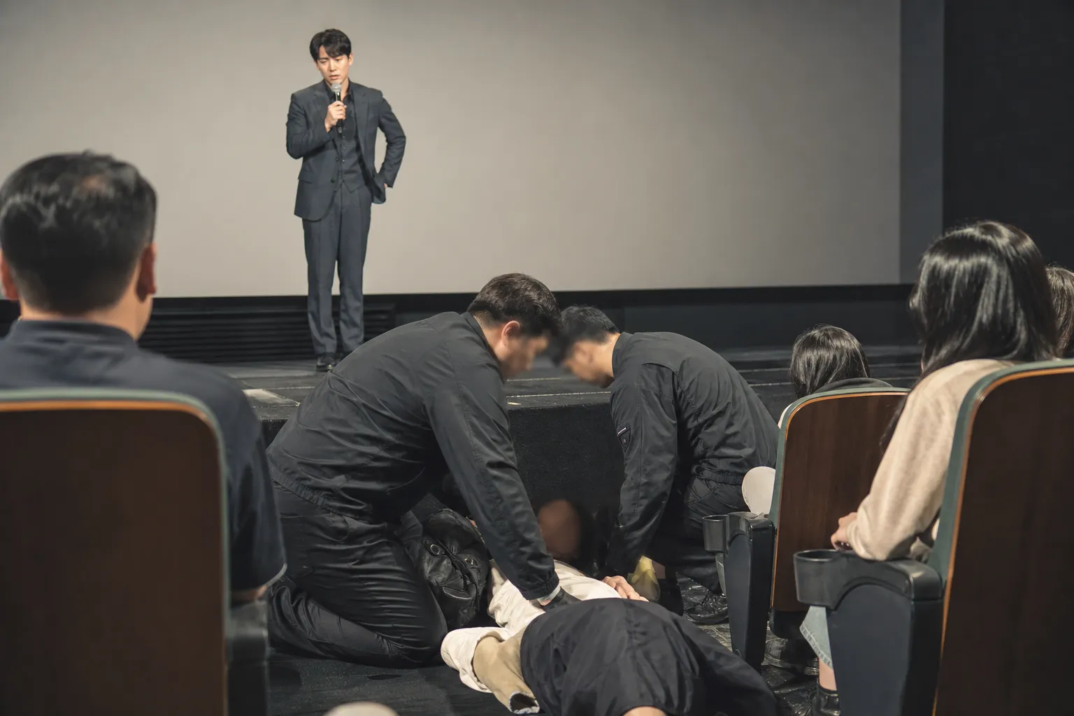 전지현 관객 실신 Gunche stage greeting Seoul concept