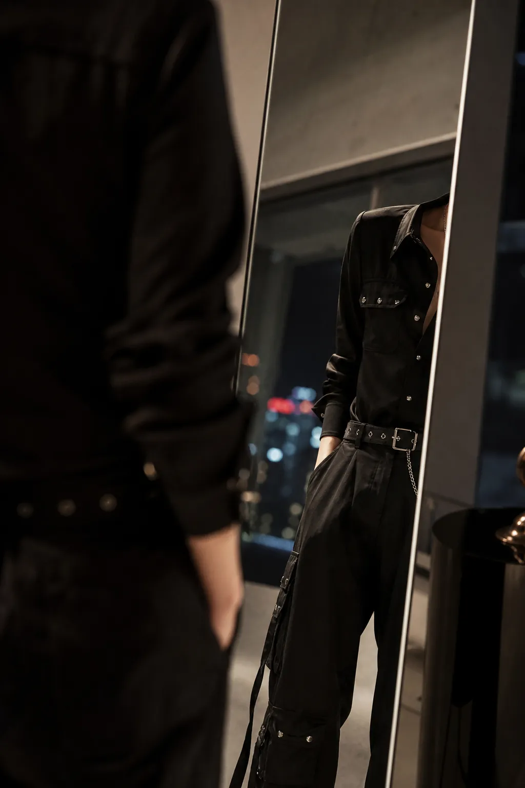 Jennie Mirror Reflection Photo Draws Online Editing Claims and Fan Pushback stage concept