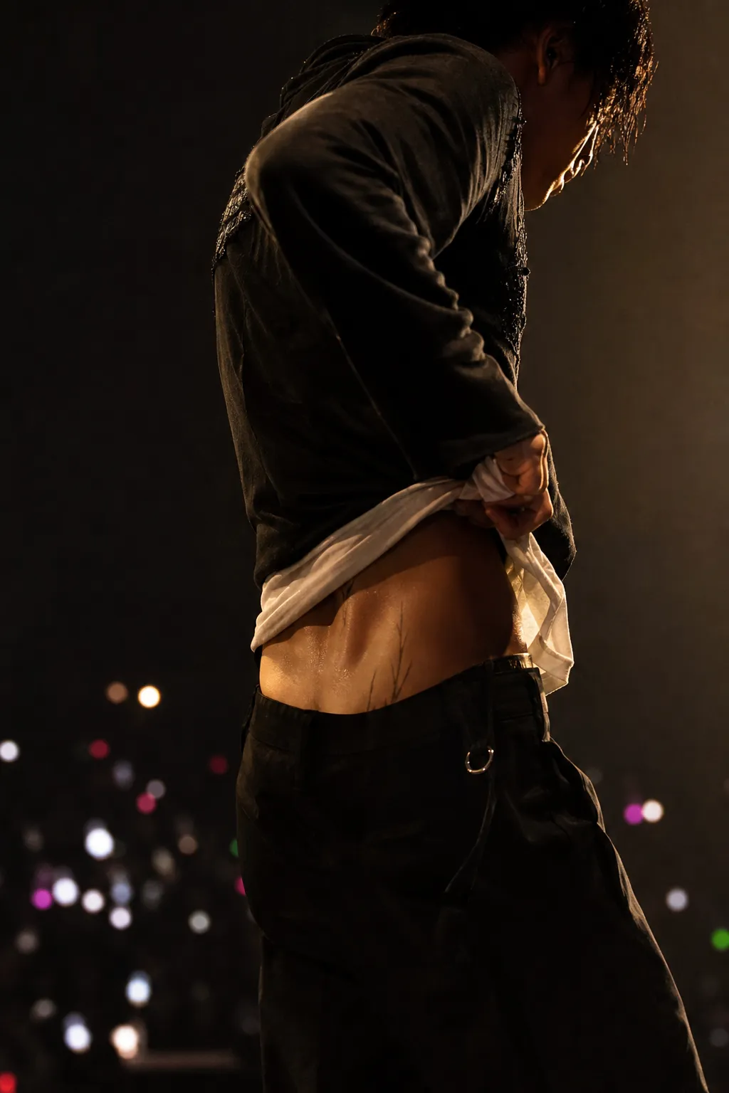 V waist tattoo speculation onstage shirt lift trend