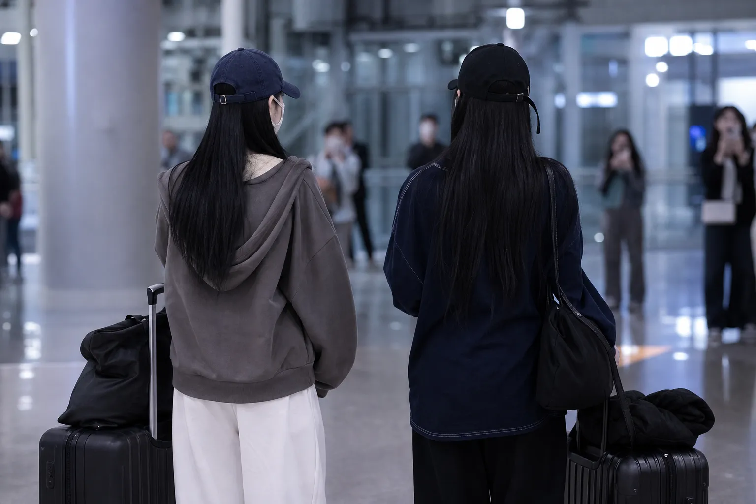 Haerin and Hyein Reportedly Seen in United States in NewJeans US Sighting concept