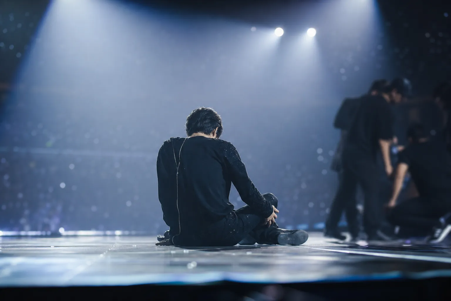 Donghae Stage Injury Interrupts Hong Kong Concert During ALIVE Solo Tour stage concept