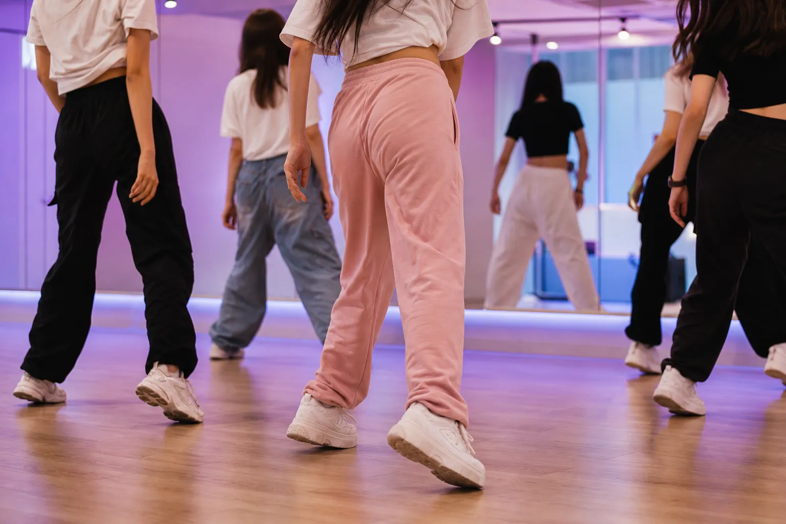 Hongdae K-pop Dance Classes: What to Know Before Booking a One-Day Lesson 2 Hongdae K-pop dance class format and choreography practice